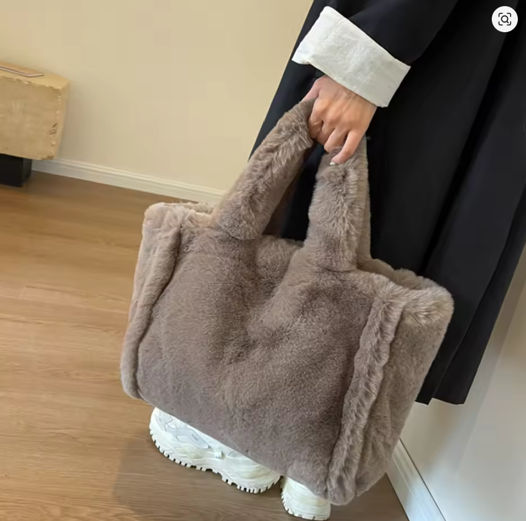 Women’s Plush Tote Bag – Soft Faux Fur Shoulder Bag